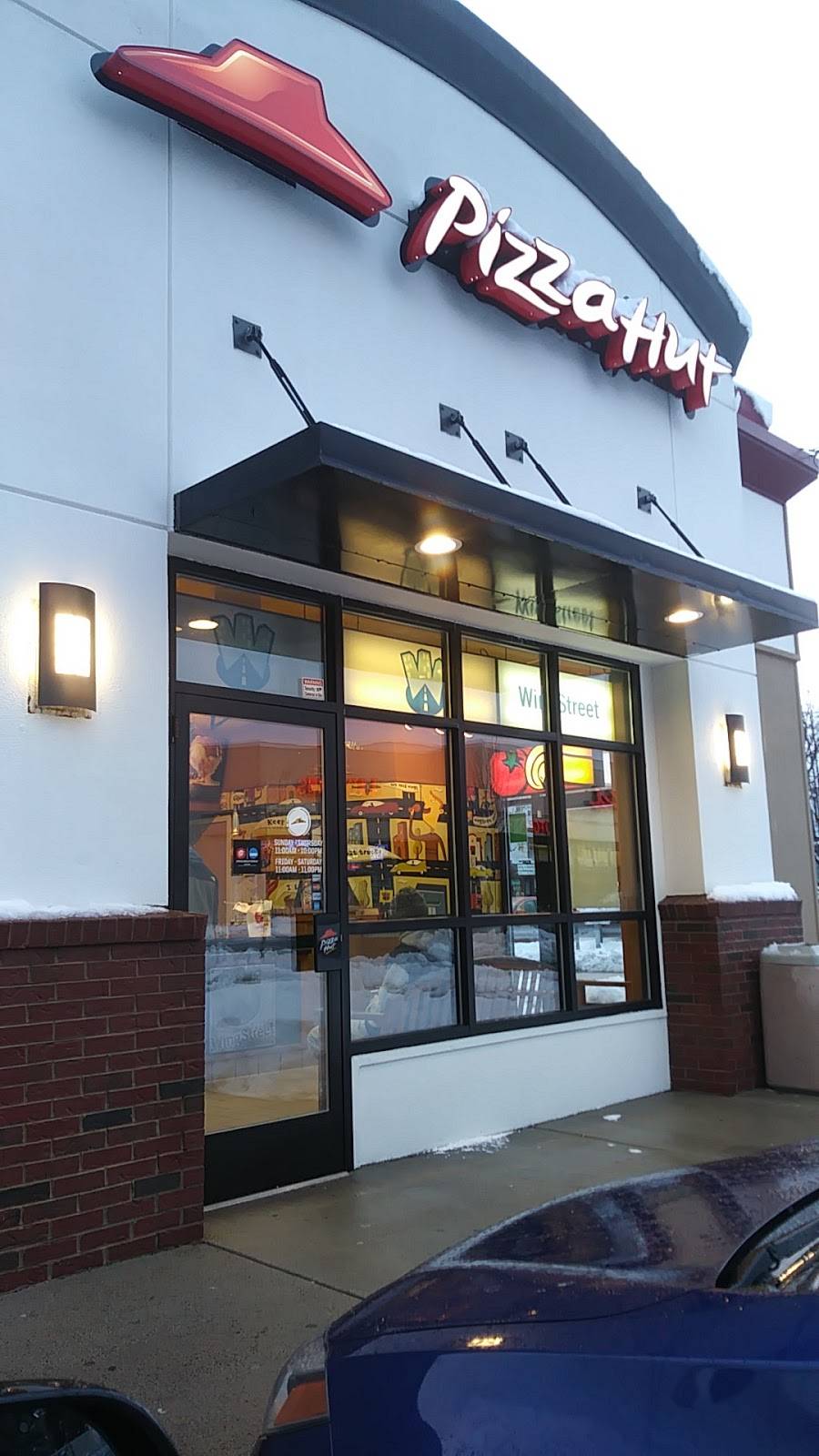 Pizza Hut | meal takeaway | 7 Sycamore St, Everett, MA 02149, USA | 7813213335 OR +1 781-321-3335