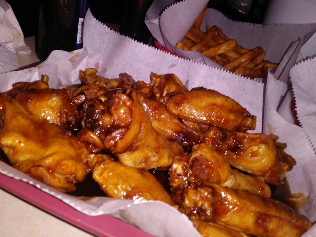 Carls Tavern | restaurant | 433 Broadway St, New Haven, IN 46774, USA | 2607499133 OR +1 260-749-9133