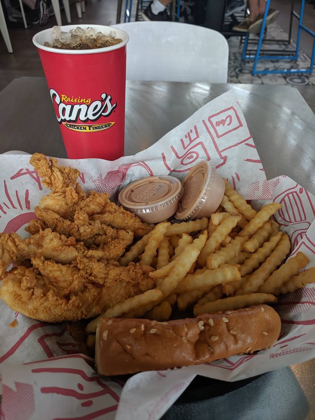 Raising Canes Chicken Fingers | meal takeaway | 805 S Vandeventer Ave, St. Louis, MO 63110, USA | 3143714025 OR +1 314-371-4025