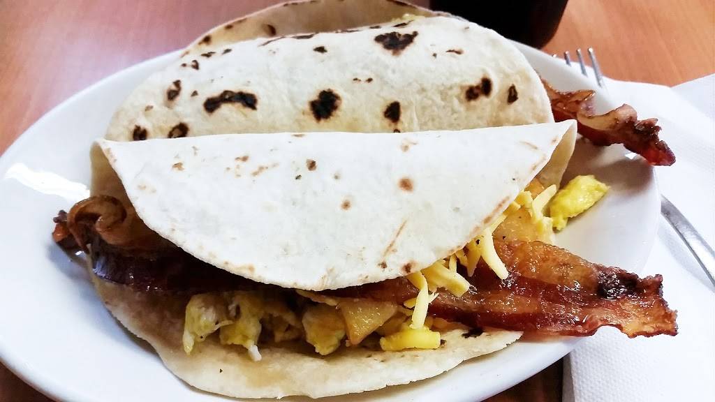 Sylvias Mexican Restaurant | restaurant | 617 TX-123, Stockdale, TX 78160, USA | 8309963233 OR +1 830-996-3233