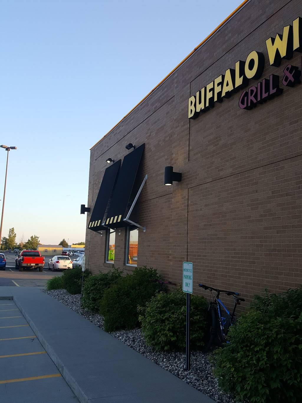 Buffalo Wild Wings | meal takeaway | 1040 MN-15, Hutchinson, MN 55350, USA | 3202349453 OR +1 320-234-9453