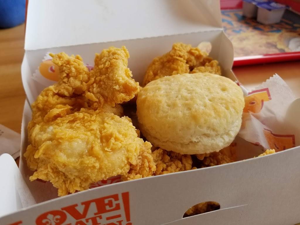 Popeyes Louisiana Kitchen | restaurant | 84 Mazzeo Dr, Randolph, MA 02368, USA | 7818058144 OR +1 781-805-8144