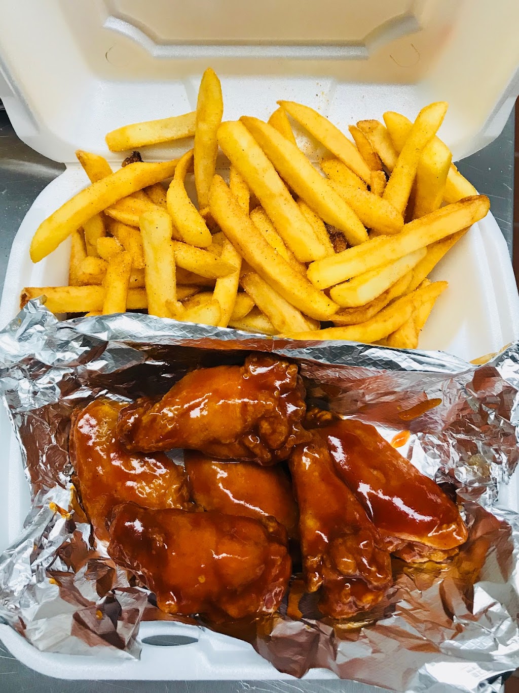Wingz & Thingz | restaurant | 804 Parsons Ave, Columbus, OH 43206, USA | 6142282121 OR +1 614-228-2121
