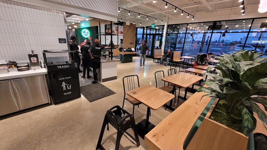 Shake Shack Brookfield - Restaurant | 585 N Barker Rd, Brookfield, WI ...