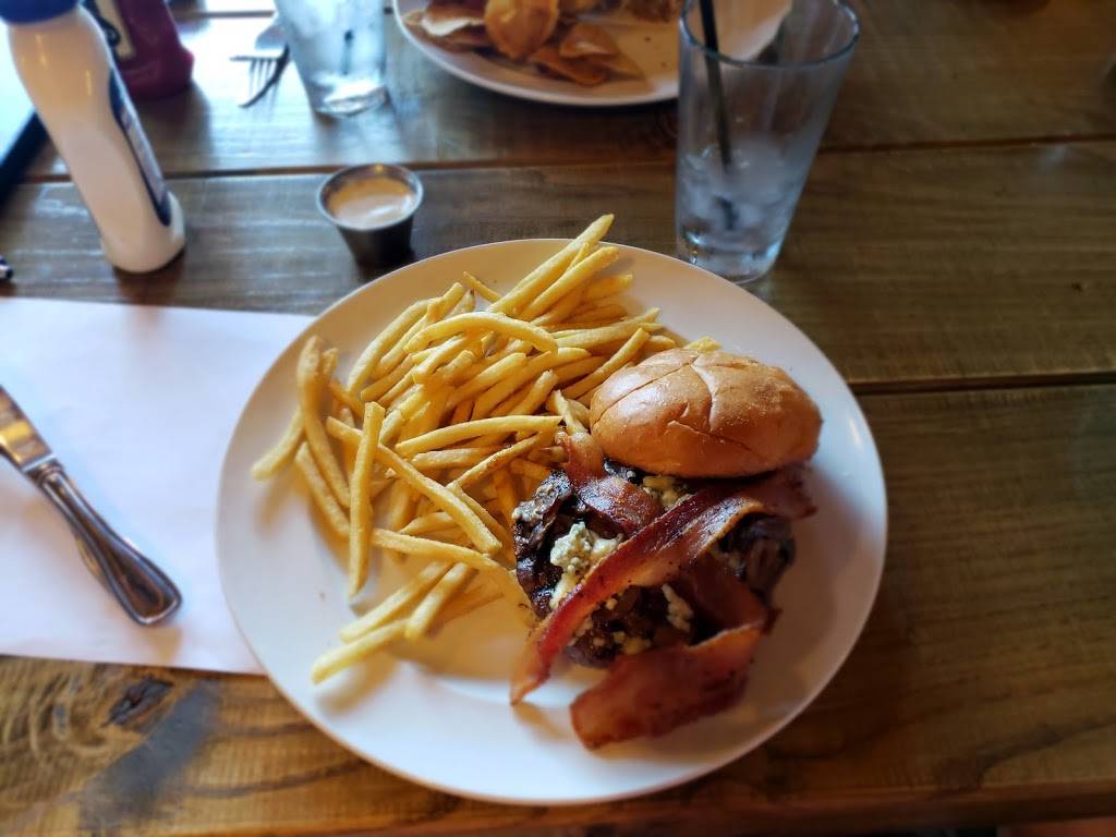 Cascade Roadhouse | restaurant | 6817 Cascade Rd SE, Grand Rapids, MI 49546, USA | 6162597439 OR +1 616-259-7439