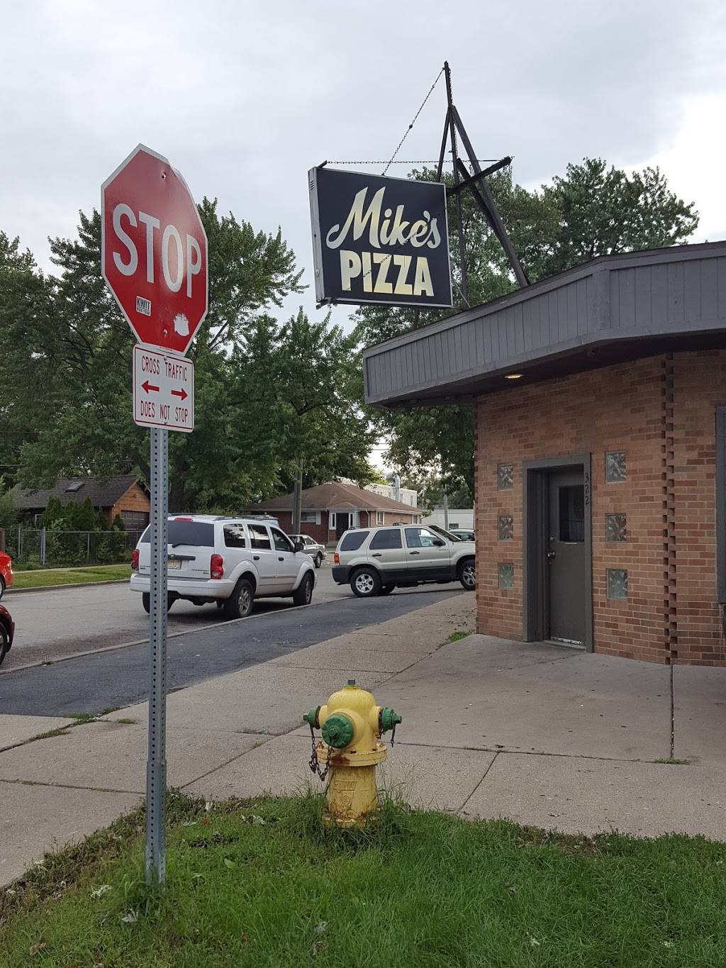Mikes Pizza | restaurant | 322 S Elmwood Ave, Waukegan, IL 60085, USA | 8476239533 OR +1 847-623-9533