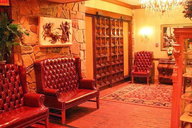 The Continental Restaurant | night club | 266 Broadway, Saugus, MA 01906, USA | 7812332587 OR +1 781-233-2587