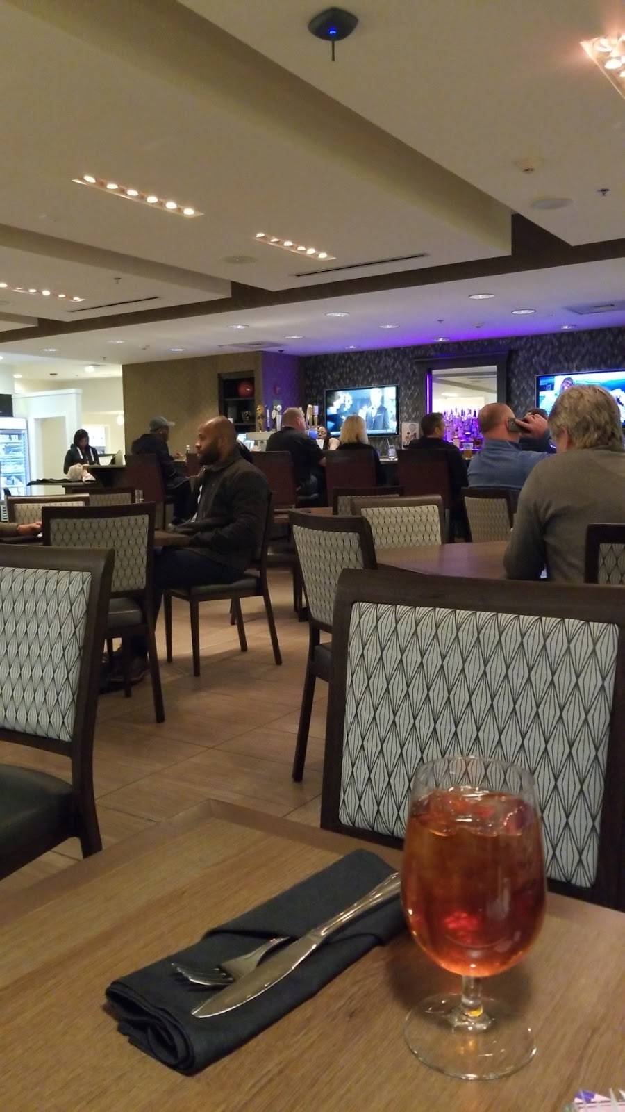 Holiday Inn Charlotte Airport - Hub Bar and Grill | restaurant | 3020, 2707 Little Rock Rd, Charlotte, NC 28214, USA | 7043944301 OR +1 704-394-4301
