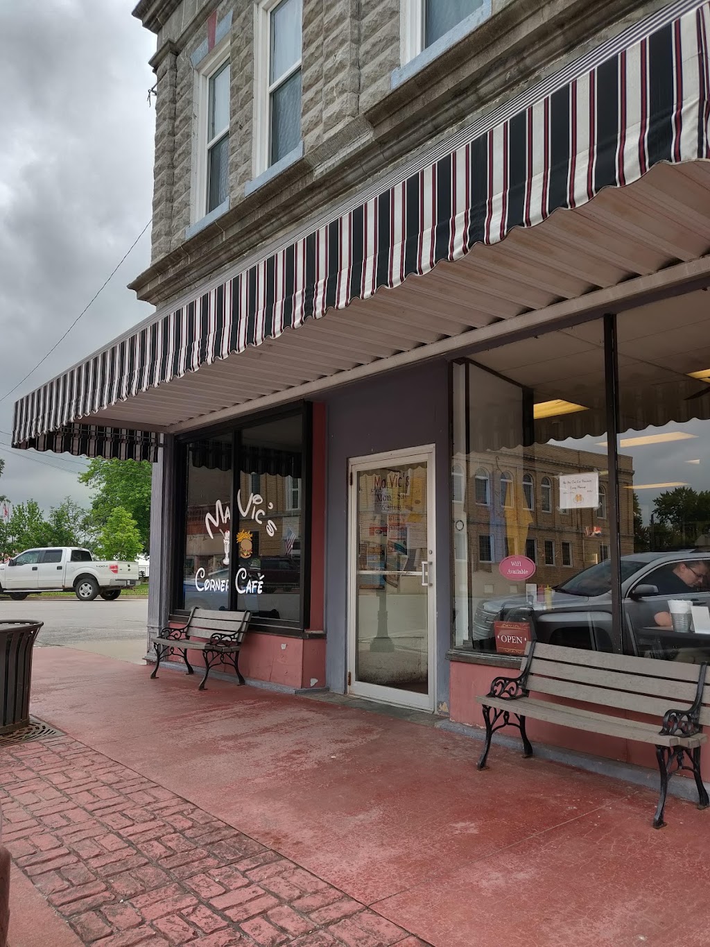 Ma Vics Corner Cafe | restaurant | 122 N Main Street USA, Marceline, MO 64658, USA | 6603763773 OR +1 660-376-3773
