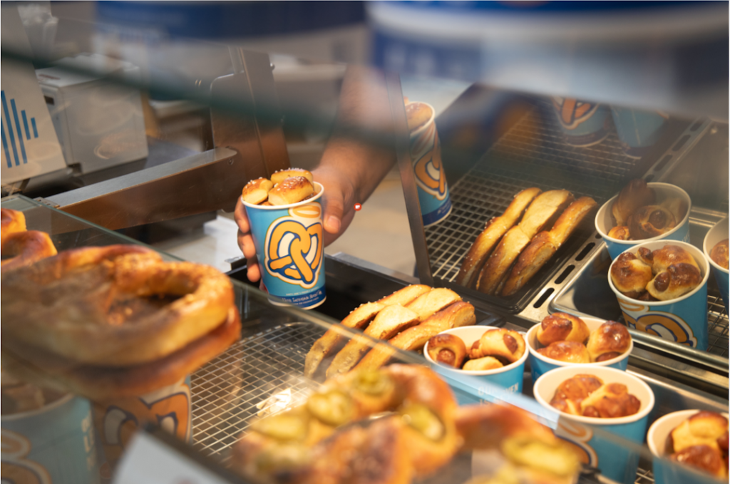 Auntie Annes | restaurant | 1152 Mall Run Rd, Uniontown, PA 15401, USA | 7244387887 OR +1 724-438-7887