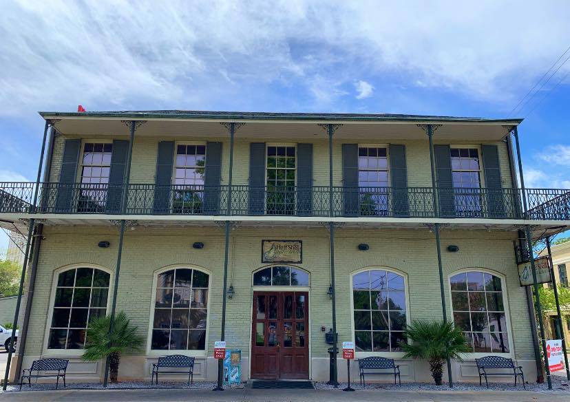 Half Shell Oyster House | restaurant | 125 Lameuse St, Biloxi, MS 39530, USA | 2284325050 OR +1 228-432-5050