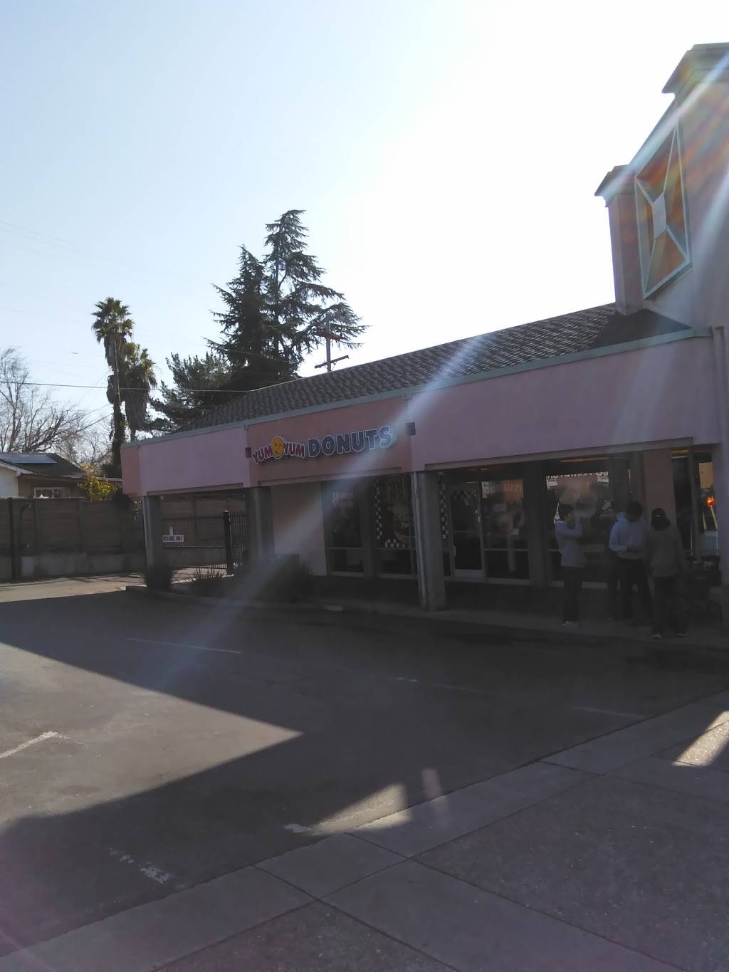 Yum Yum Donuts | cafe | 400 Blossom Hill Rd, San Jose, CA 95123, USA | 4083638121 OR +1 408-363-8121
