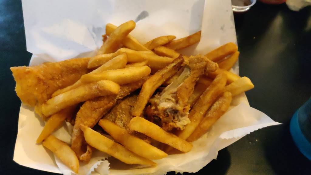 Louie Wingz and Catfish | restaurant | 454 S Greenwich St, Valparaiso, IN 46383, USA | 2195105426 OR +1 219-510-5426