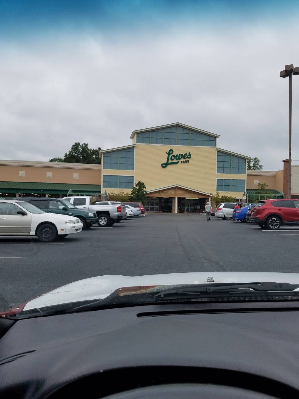 Lowes Foods | bakery | 2890 Reynolda Rd, Winston-Salem, NC 27106, USA | 3367257759 OR +1 336-725-7759