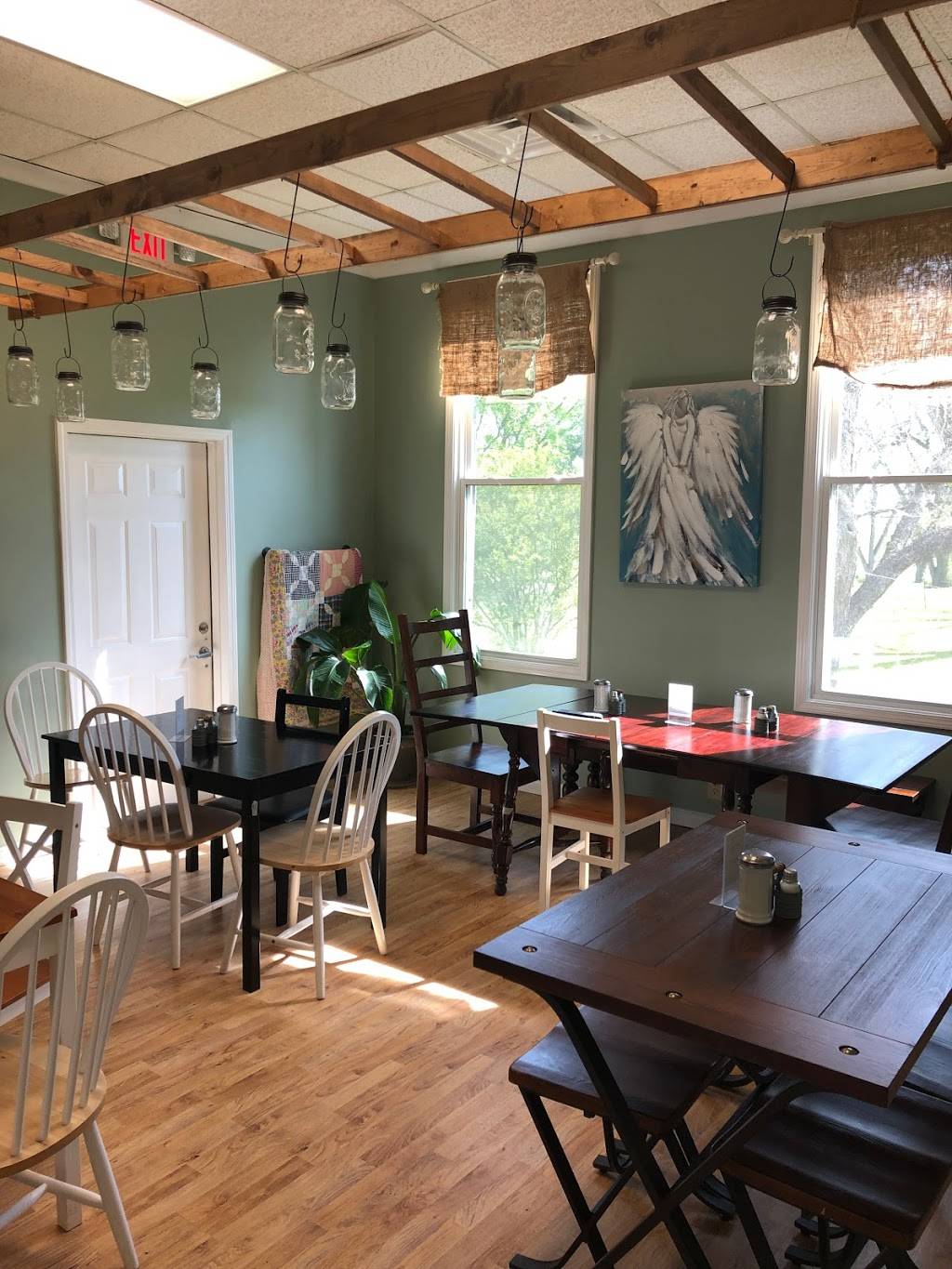 Annas Place 10380 Holtville Rd, Deatsville, AL 36022, USA