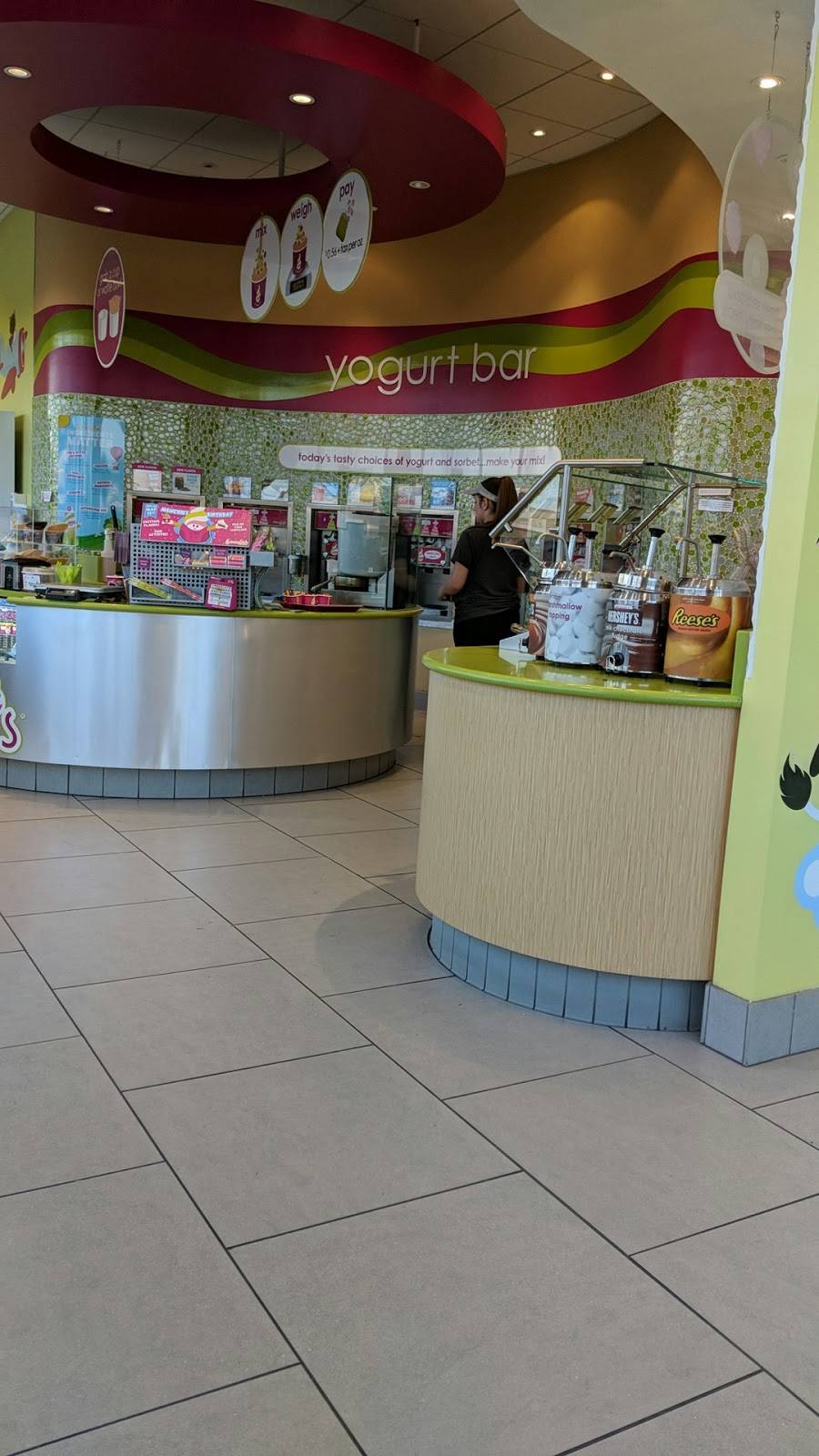 Menchies Frozen Yogurt | bakery | 4017 WI-28, Kohler, WI 53044, USA | 9204598580 OR +1 920-459-8580