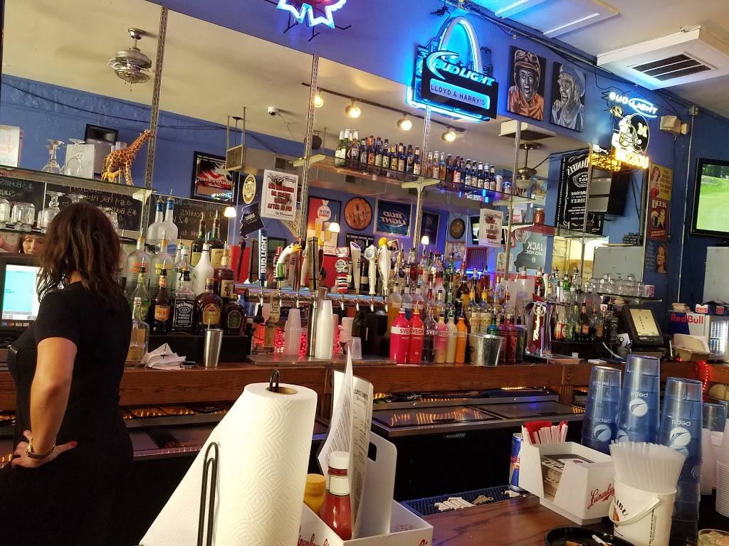Lloyd & Harrys Bar & Grill | night club | 208 N Main St, St Charles, MO 63301, USA | 6363957860 OR +1 636-395-7860