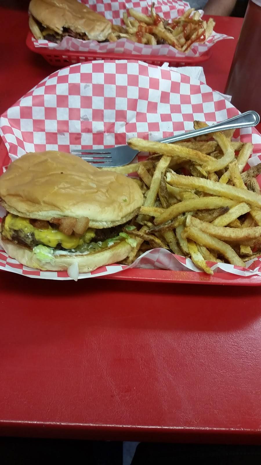 Olde Feed Barn | restaurant | 702 E Cherokee Ave, Sallisaw, OK 74955, USA | 9187760609 OR +1 918-776-0609