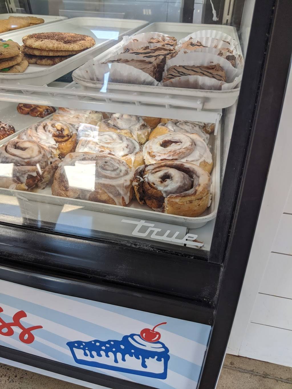 Golly Gs Coffee, Ice Cream & Sweets - Greenbrier | bakery | 2551 US-41 S, Greenbrier, TN 37073, USA | 6158632431 OR +1 615-863-2431
