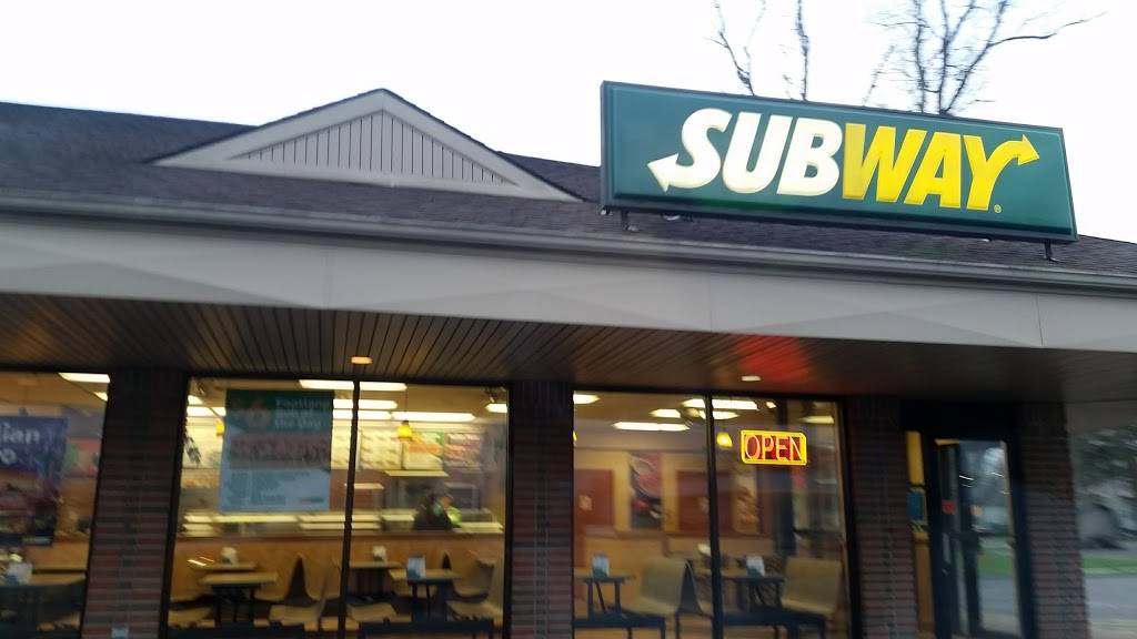 Subway - Restaurant | 8570 Navarre Rd SW, Massillon, OH 44646, USA