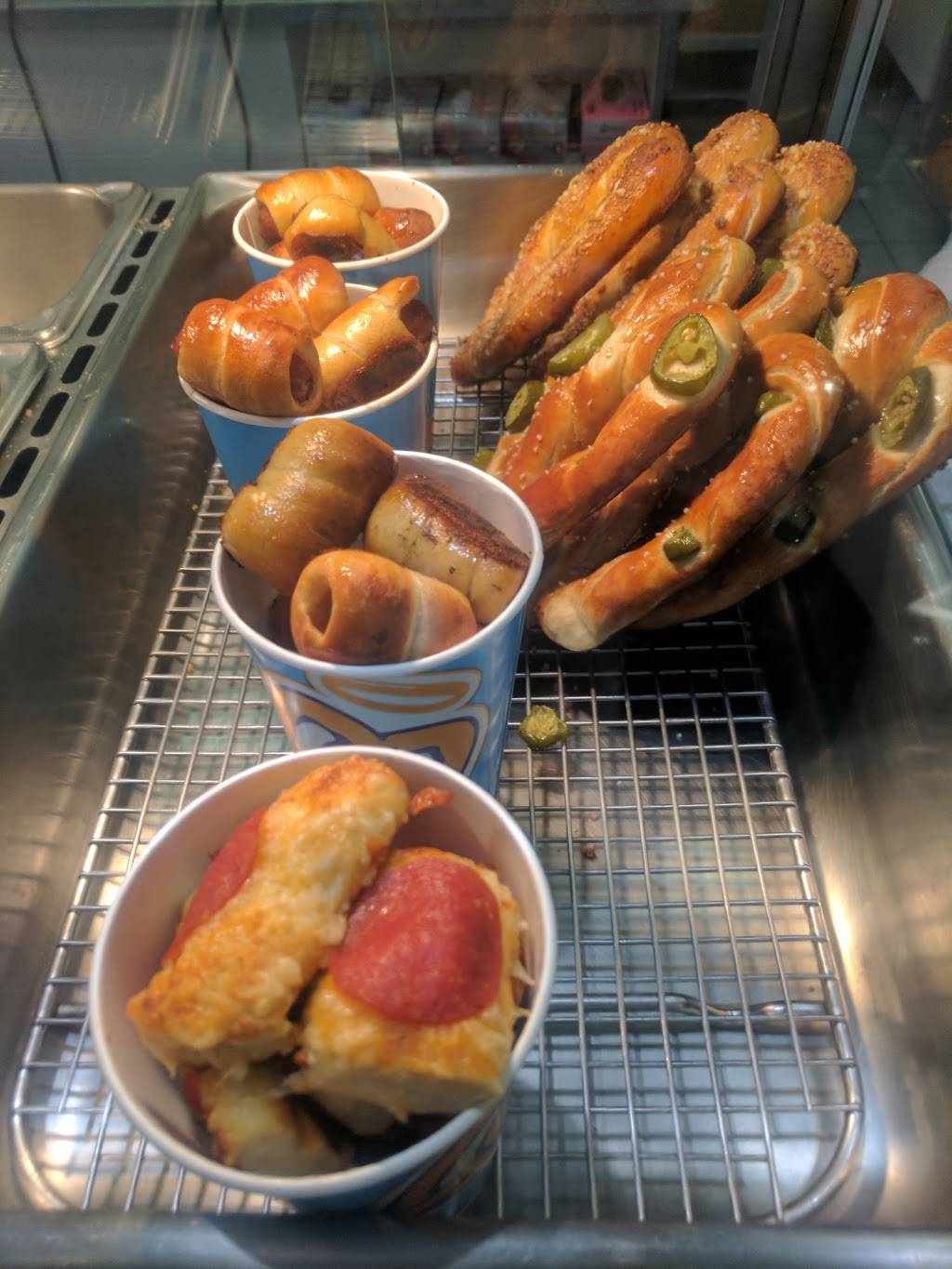 Auntie Annes | cafe | 5060 N Montclair Plaza Ln, Montclair, CA 91763, USA | 9096256215 OR +1 909-625-6215