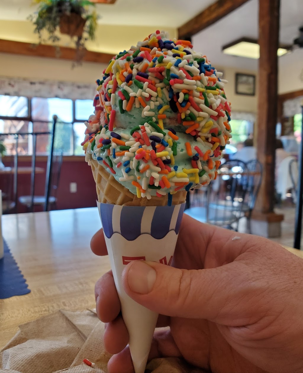 Popeys Ice Cream Shoppe | restaurant | 7 West St, Morris, CT 06763, USA | 8605670504 OR +1 860-567-0504