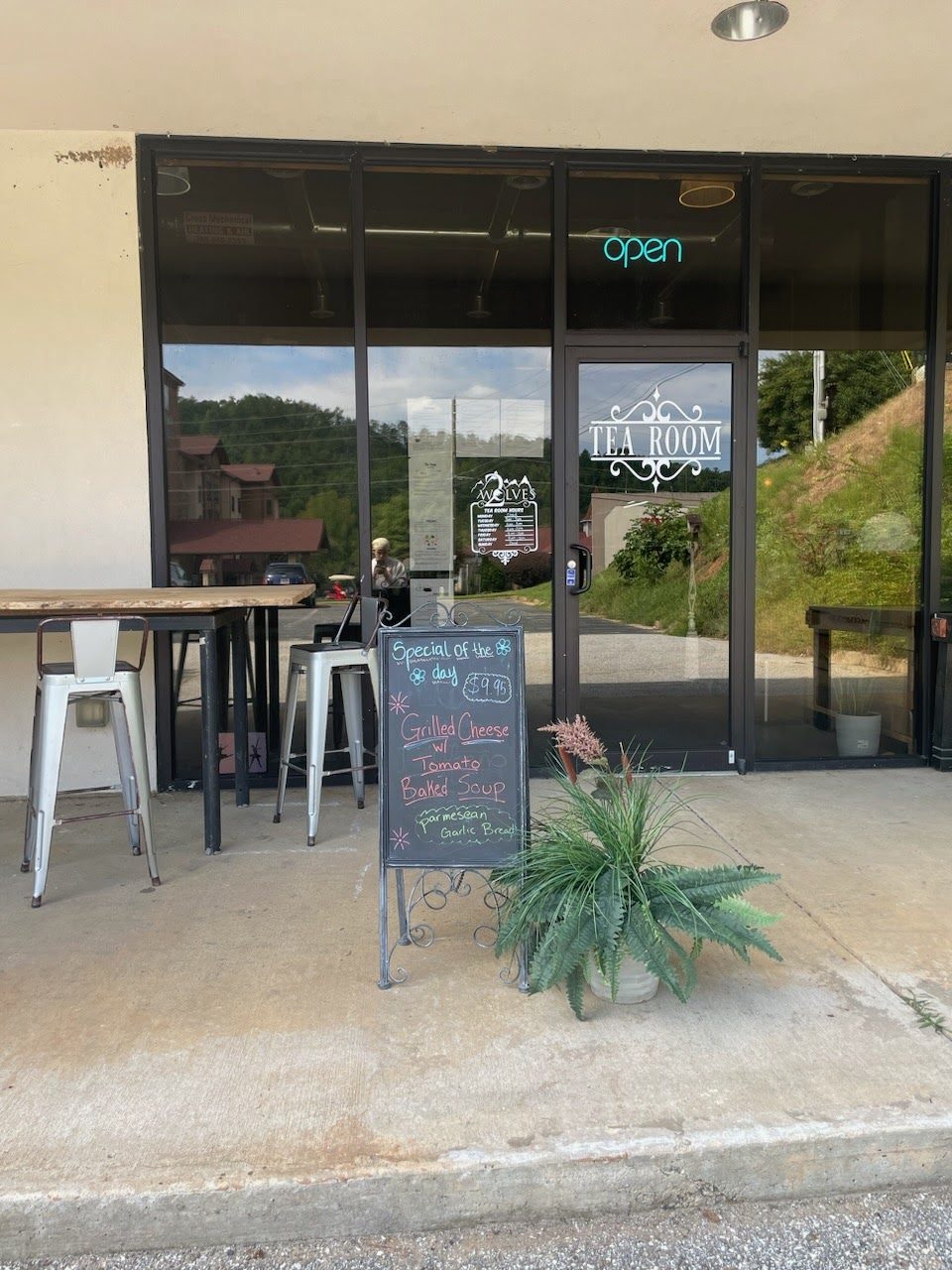 2 Wolves Tearoom | restaurant | 8065 S Main St, Helen, GA 30545, USA | 7068922958 OR +1 706-892-2958