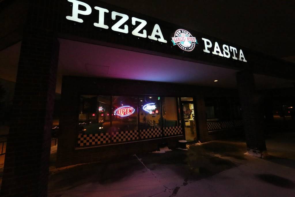 Garlic Knot Pizza & Pasta | restaurant | 1621 W Canal Cir, Littleton, CO 80120, USA | 3037301111 OR +1 303-730-1111