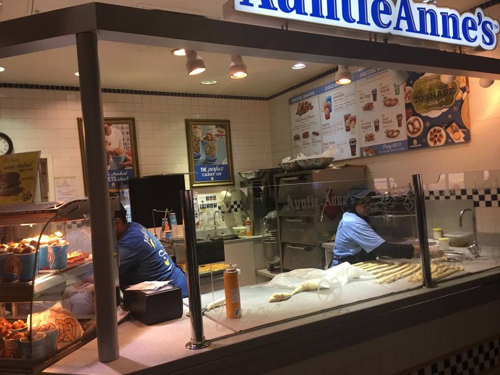 Auntie Annes Pretzels | cafe | 2400 Aviation Drive, Terminal C, Gate 22, Dallas, TX 75261, USA | 9725746561 OR +1 972-574-6561