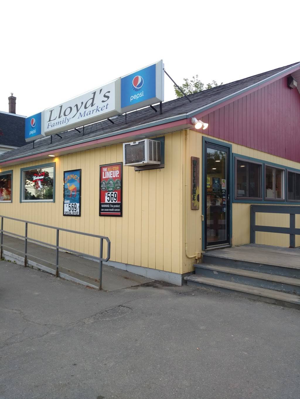 Lloyds Family Market | restaurant | 10 Gilman Falls Ave, Old Town, ME 04468, USA | 2078273701 OR +1 207-827-3701