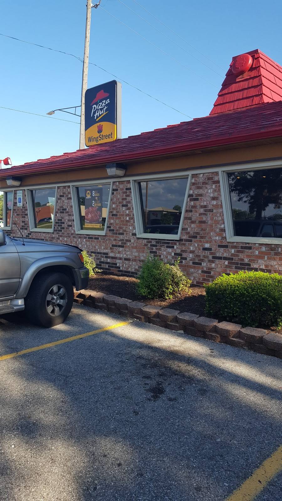 Pizza Hut | meal takeaway | 14550 Fort St, Southgate, MI 48195, USA | 7342812761 OR +1 734-281-2761