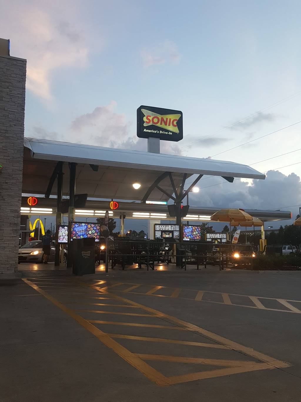 Sonic Drive-In | restaurant | 2511 Kaliste Saloom Rd, Lafayette, LA 70508, USA | 3379843557 OR +1 337-984-3557
