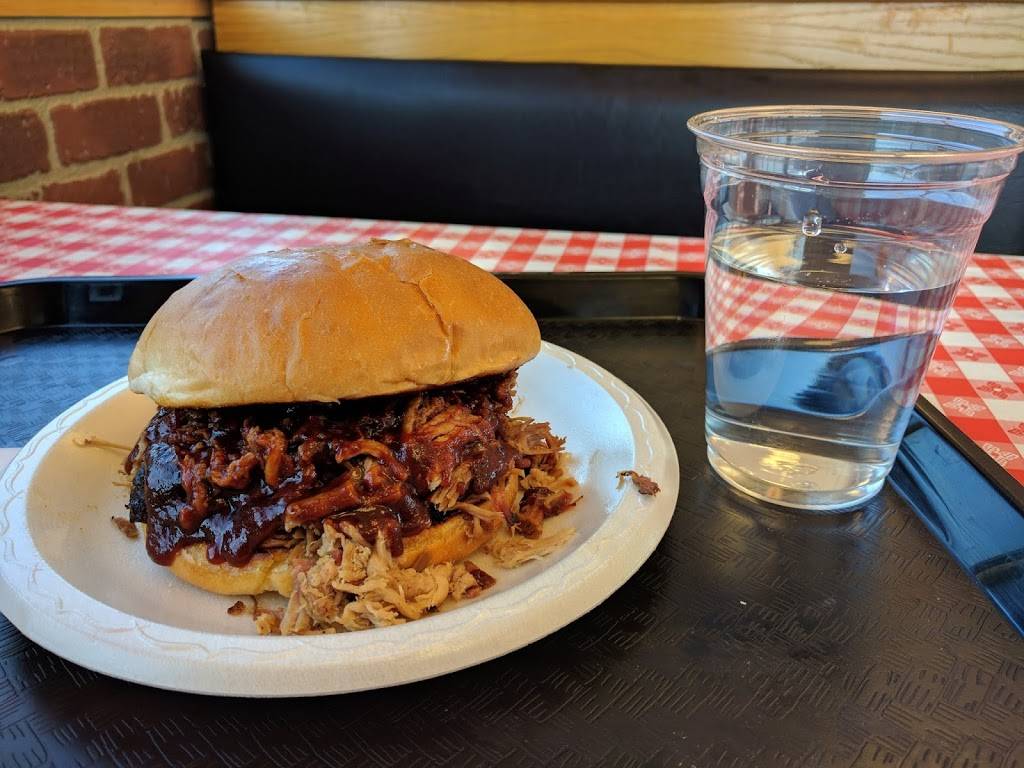 Hog Wild Pit Bar-B-Q | restaurant | 3210 Cornhusker Hwy, Lincoln, NE 68504, USA | 4029752320 OR +1 402-975-2320