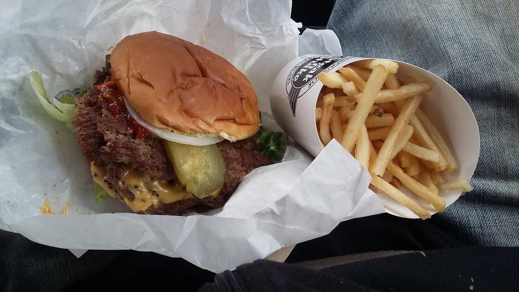 Steak n Shake | restaurant | 914 Zane St, Zanesville, OH 43701, USA | 7405889015 OR +1 740-588-9015