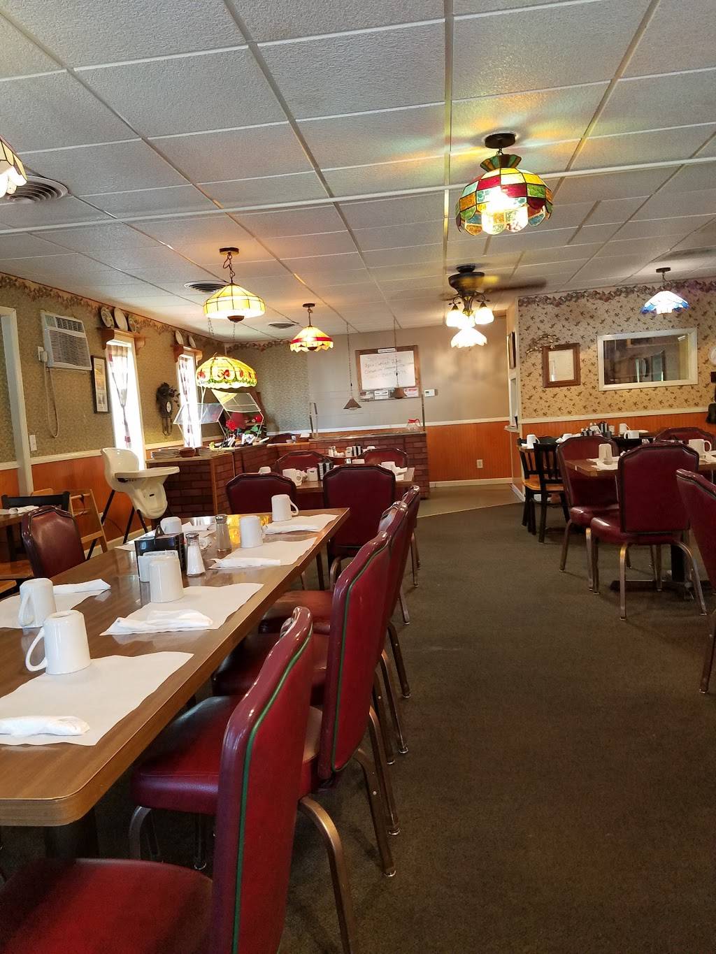 Apple Tree | restaurant | 1100 E 2nd St, Veedersburg, IN 47987, USA | 7652942273 OR +1 765-294-2273