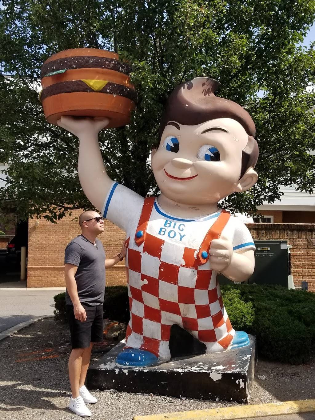 Big Boy | restaurant | 20710 Mack Ave, Grosse Pointe, MI 48236, USA | 3138861991 OR +1 313-886-1991