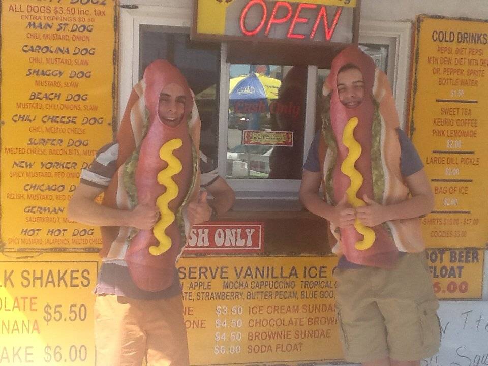 HOT DIGGITY DOGZ | meal takeaway | 103 S Shore Dr, Surf City, NC 28445, USA | 2529435383 OR +1 252-943-5383