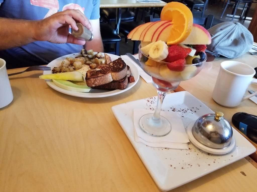 Cafe Du Vieux Beloeil Enr | restaurant | 934 Rue Richelieu, Beloeil, QC J3G 4P9, Canada | 4504640898 OR +1 450-464-0898