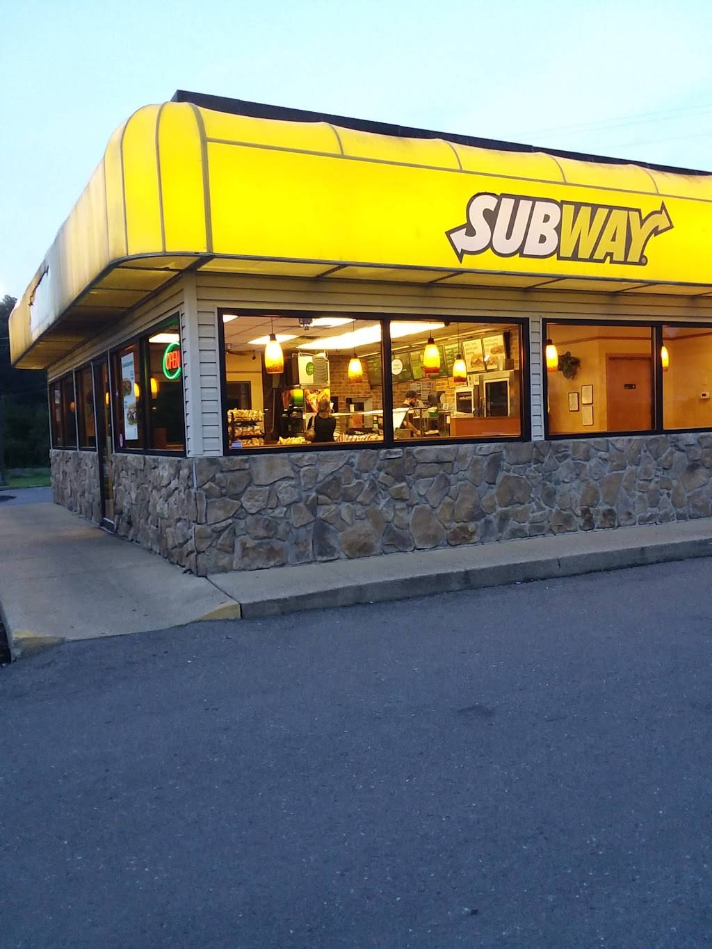 Subway Restaurants | restaurant | 258 Airport Rd, Beaver, WV 25813, USA | 3042536644 OR +1 304-253-6644
