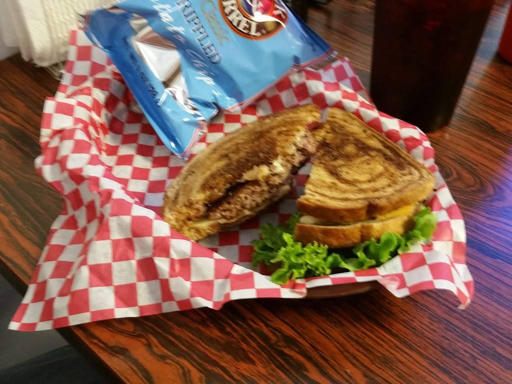 Bulldogs Bar & Grill | restaurant | 301 Nebraska St, Murdock, NE 68407, USA | 4028679191 OR +1 402-867-9191