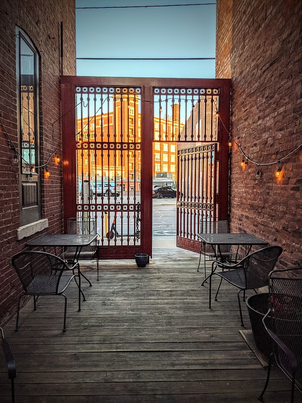 Blvd Tavern | restaurant | 320 Southwest Blvd, Kansas City, MO 64108, USA | 8164211023 OR +1 816-421-1023