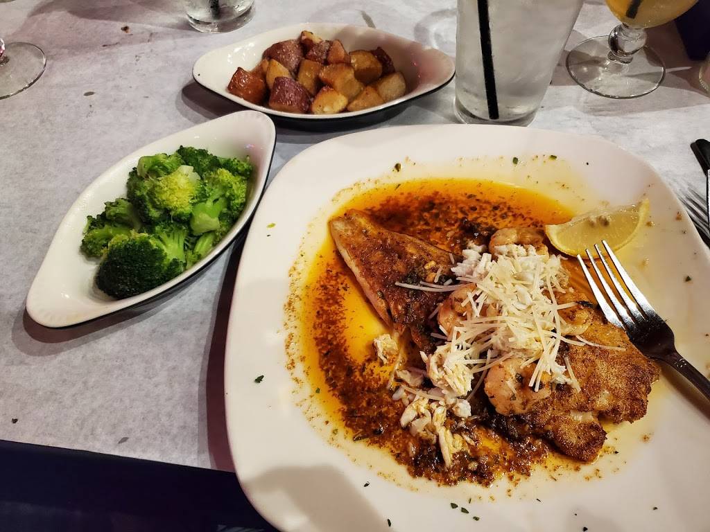 Half Shell Oyster House | restaurant | 777 Beach Blvd, Biloxi, MS 39530, USA | 2282073330 OR +1 228-207-3330