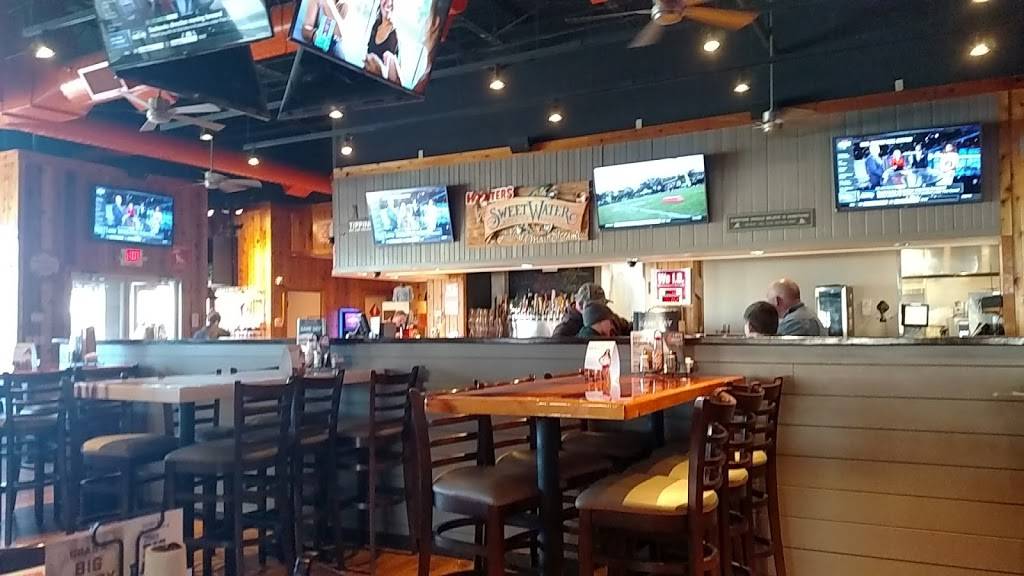 Hooters - Meal takeaway | 750 N Riverside Dr, Clarksville, TN 37040, USA