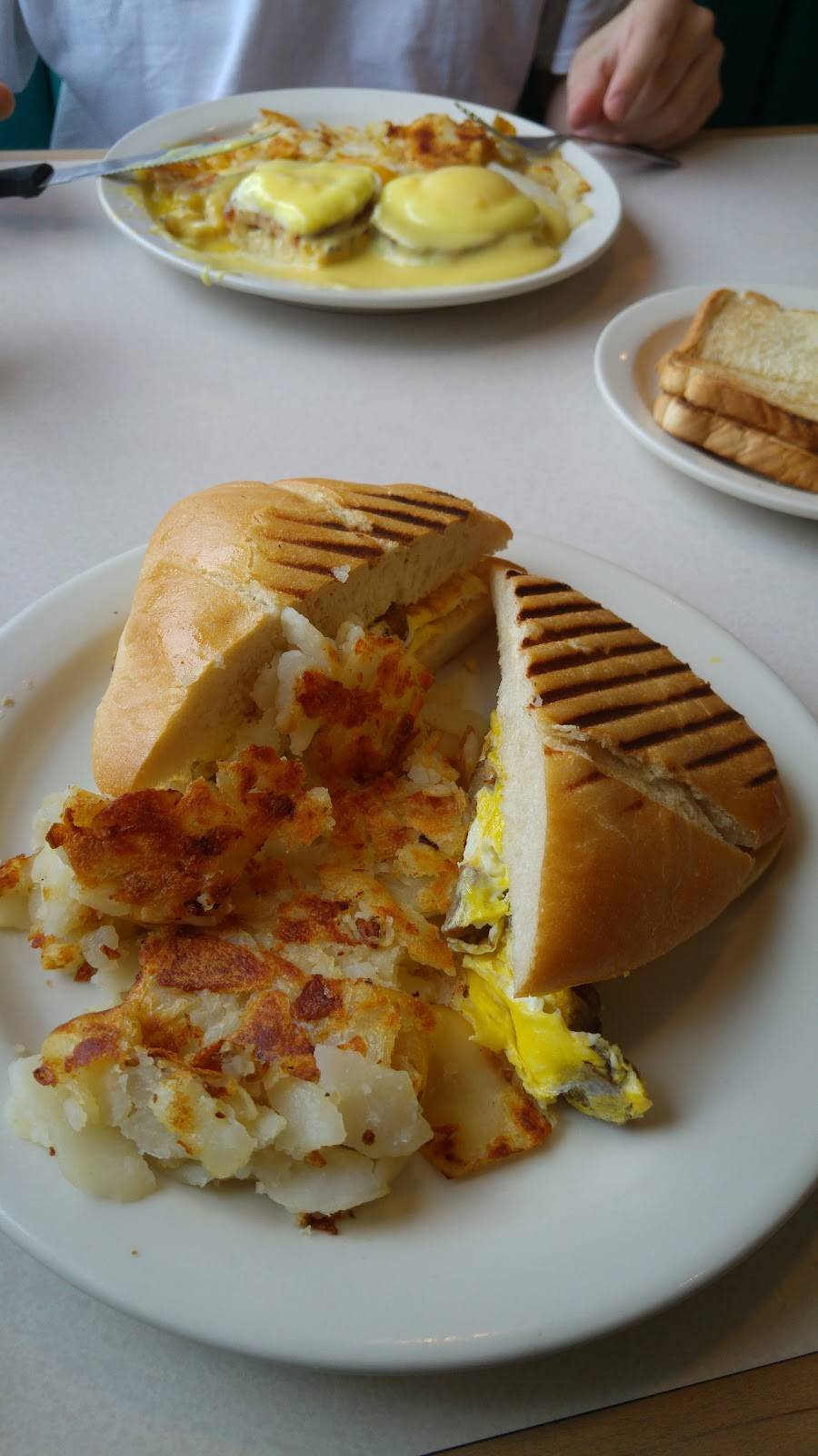 The American Diner | restaurant | 1131, 411 Penn Ave, Reading, PA 19611, USA | 6103765565 OR +1 610-376-5565