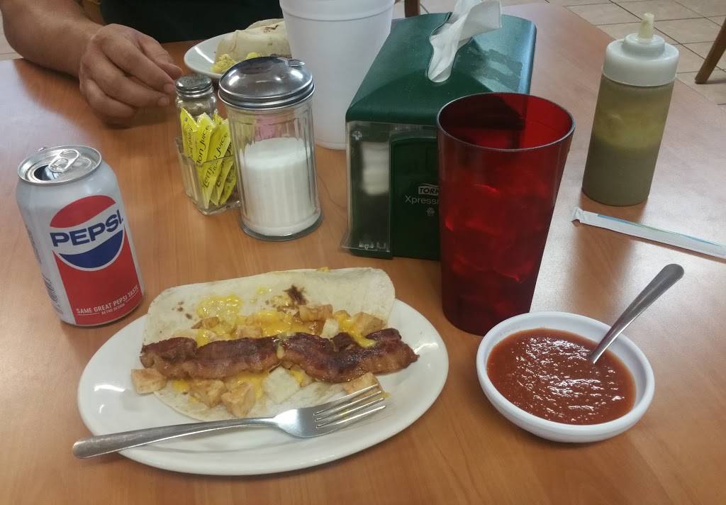 Sylvias Mexican Restaurant | restaurant | 617 TX-123, Stockdale, TX 78160, USA | 8309963233 OR +1 830-996-3233