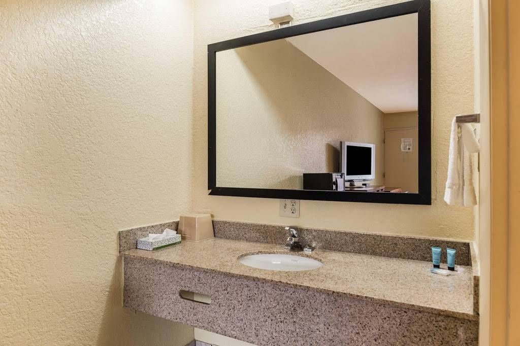 Econo Lodge | restaurant | 121 E Mill Creek Rd, Pigeon Forge, TN 37863, USA | 8653654145 OR +1 865-365-4145