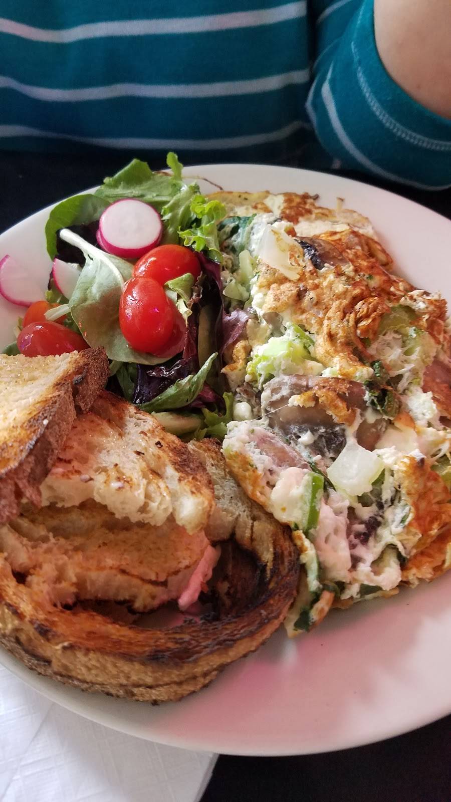 Deluxe Town Diner - Restaurant | 627 Mt Auburn St, Watertown, MA 02472, USA
