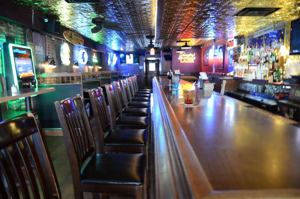 Moores Bar & Restaurant | restaurant | 17 S Indiana St, Greencastle, IN 46135, USA | 7656539939 OR +1 765-653-9939
