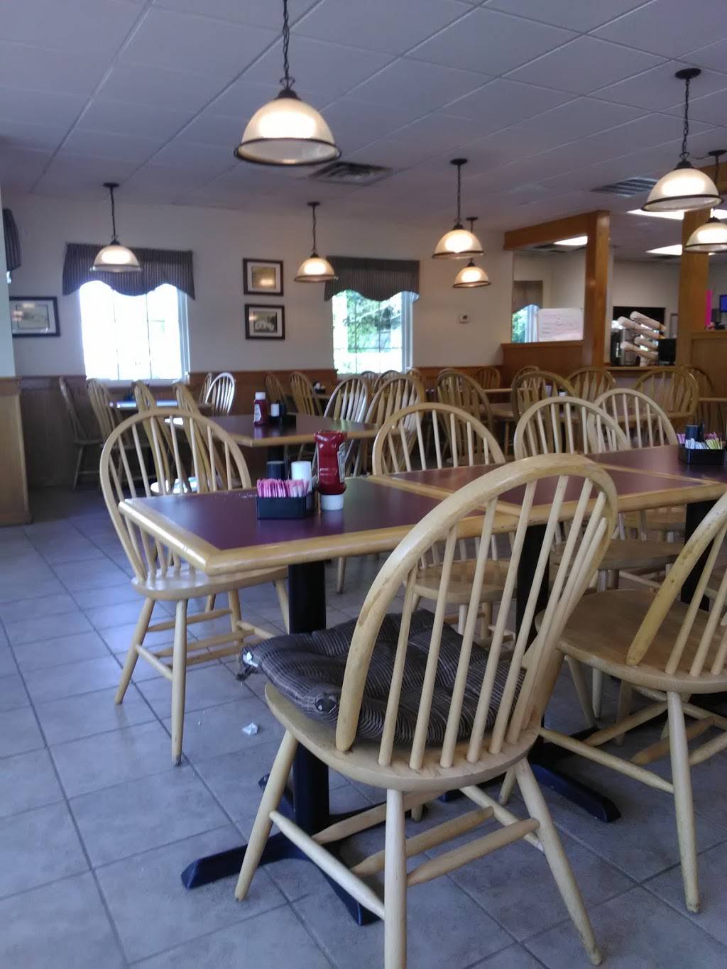 Tudors Biscuit World | restaurant | 1952 2nd St, Mason, WV 25260, USA | 3047736120 OR +1 304-773-6120