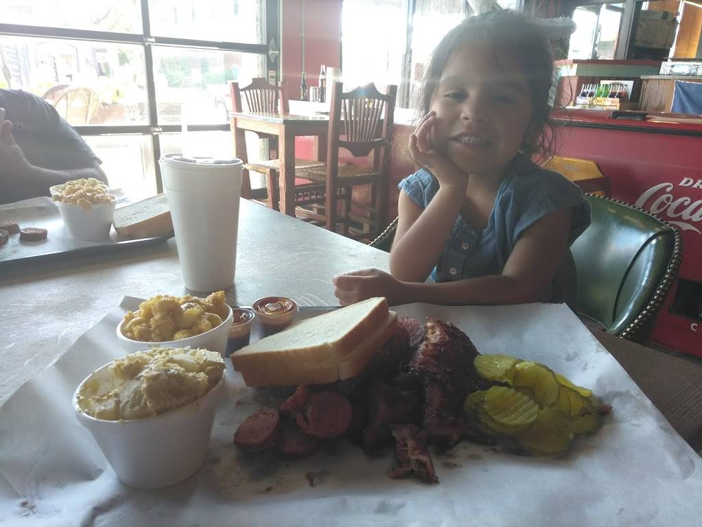 Silver Saddle Smokehouse | restaurant | 312 E Main St, Bellville, TX 77418, USA | 9798658800 OR +1 979-865-8800